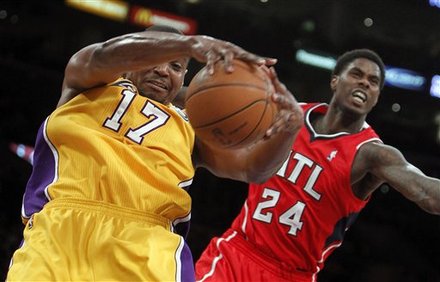 Los Angeles Lakers Center Andrew Bynum (17) Pulls