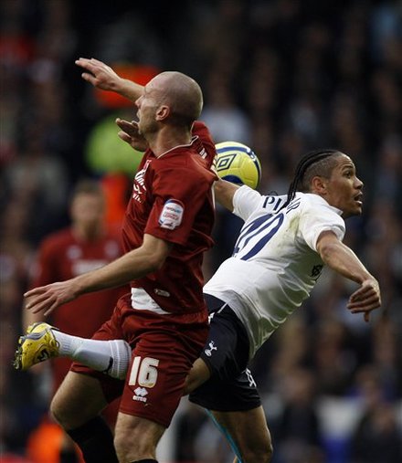 Tottenham's Steven Pienaar, Right, Vies