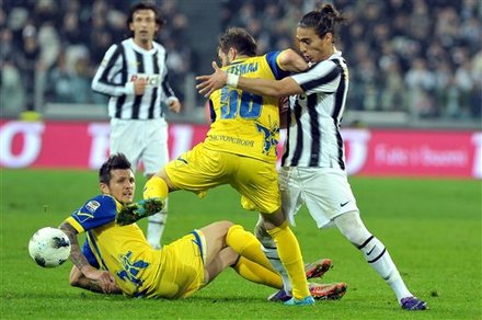 Juventus' Martin Caceres, Right, Of Uruguay, Vies For The Ball With Chievo Verona' Perparim Hetemaj, Of Finland, And