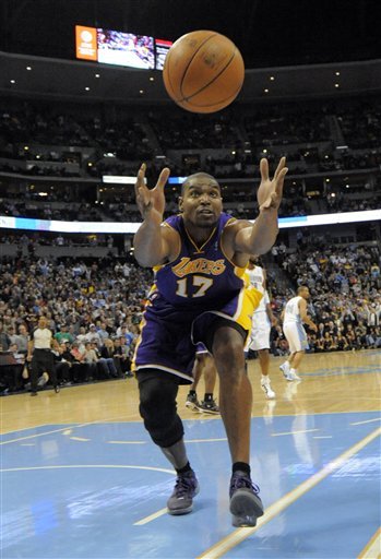 Los Angeles Lakers Center Andrew Bynum (17) Dives