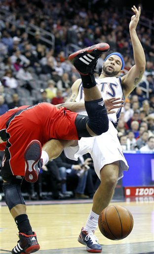 New Jersey Nets' Deron Williams, Right, Collides