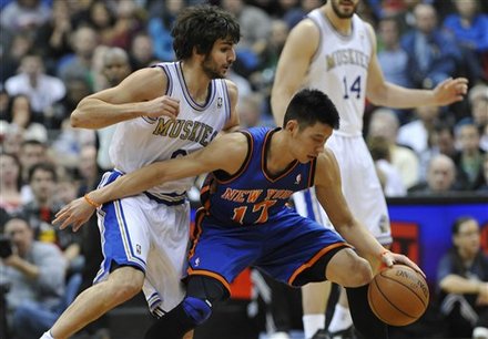 New York Knicks' Jeremy Lin, Right, Keeps