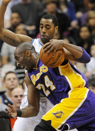 Los Angeles Lakers' Kobe Bryant (24) Drives