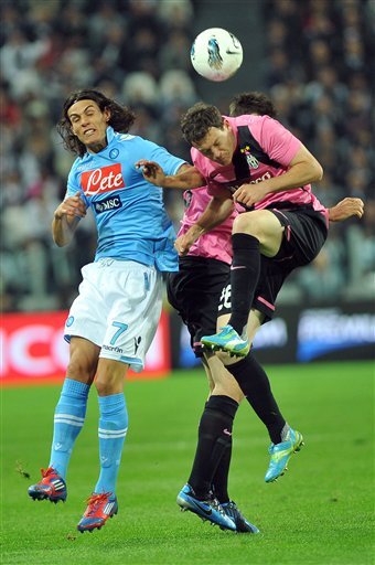 Juventus' Defender Stephan Liechtsteiner,of Switzerland, Right, Vies For The Ball With Napoli's Edinson Cavani, Of