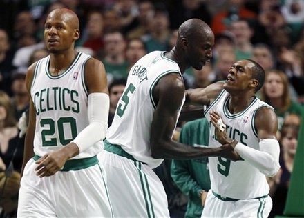 Boston Celtics' Kevin Garnett (5) Helps
