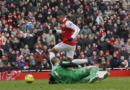 Arsenal's Alex Oxlade-Chamberlain, Left, Rounds