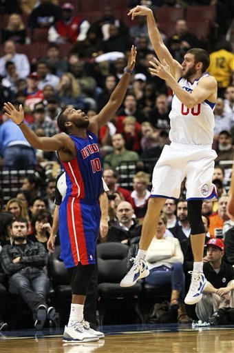 Philadelphia 76ers Center Spencer Hawes (00) Watches