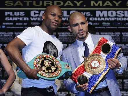 Floyd Mayweather, Left, And Miguel Cotto Pose For A Photo