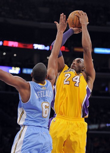 Los Angeles Lakers Guard Kobe Bryant (24) Shoots