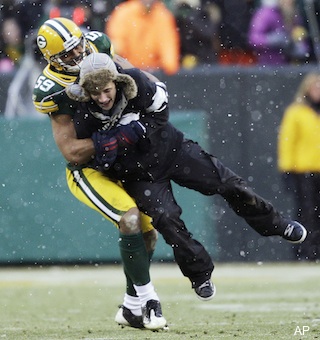 packers_linebacker_says_he_tackled_fan_because_he_was_cold.jpg