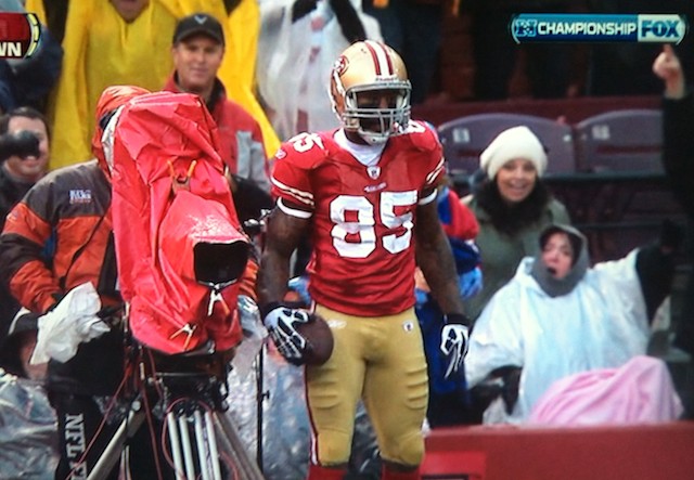 vernon_davis_gets_flagged_for_his_awesome_end_zone_celebration.jpg