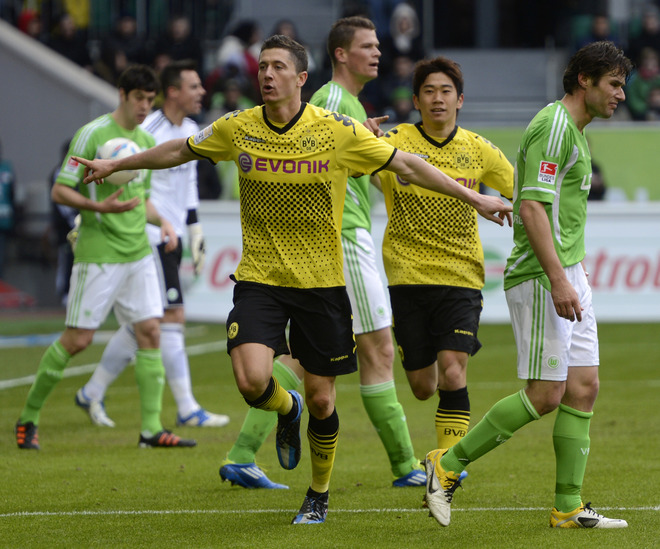 Dortmund's Polish Striker Robert Lewandowski (C) Celebrate Scoring A Goal With Team Mate Dortmund's Japanese Striker