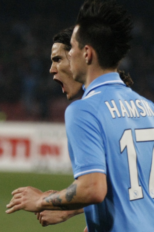 SSC Napoli's Uruguayan Forward Edinson Cavani (L) Celebrates