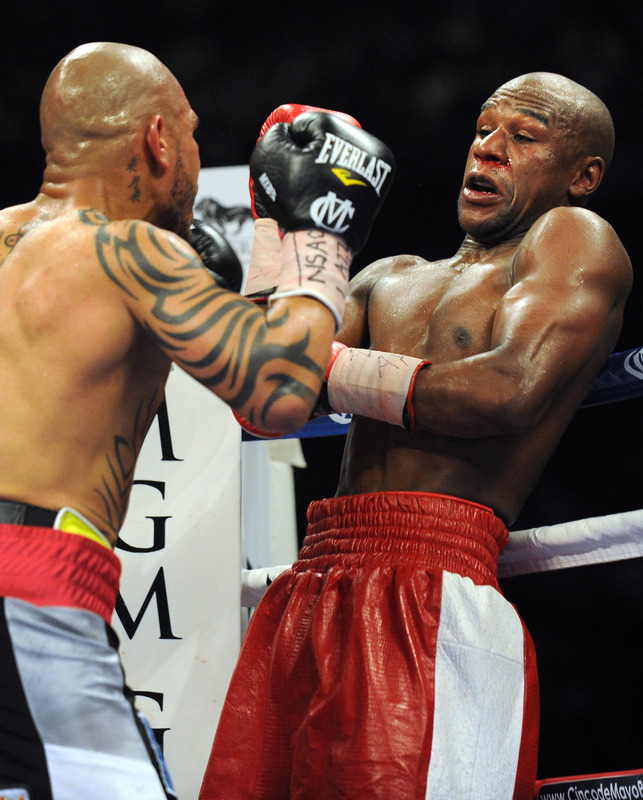 US Boxer Floyd Mayweather (R) Fights