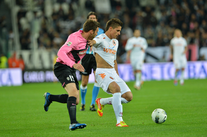 AS Roma's Argentinian Forward Erik Manuel Lamela  (R) Vies