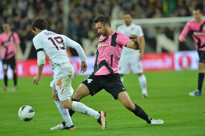 Juventus' Forward Of Montenegro Mirko Vucinic (R) Vies For The Ball With  AS Roma's Argentinian Midfielder Fernando