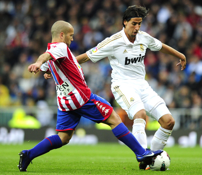 Real Madrid's German Midfielder Sami Khedira (R) Vies