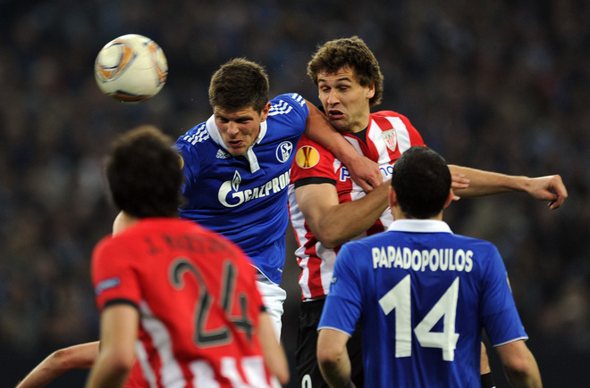 Schalke's Dutch Striker Klaas-Jan Huntelaar (2nd L) And Bilbao´s Midfielder Ander Iturraspe Vie For The Ball