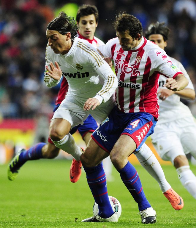 Real Madrid's German Midfielder Mesut Ozil (L) Vies