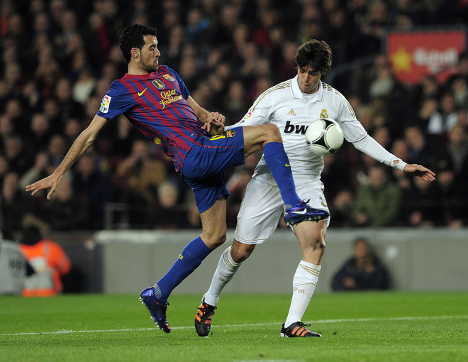 Barcelona's Midfielder Sergio Busquets (L) Vies