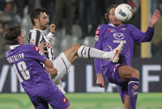 Juventus' Mirko Vulcinic Of Montenegro (C) Vies With Fiorentina's Riccardo Montolivo (L) Cesare Natali Past Ruben