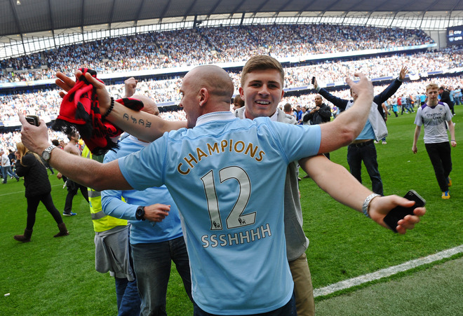 Manchester City's Supporters Celebrate On The Pitch 

RESTRICTED TO EDITORIAL USE. No Use With Unauthorized Audio,