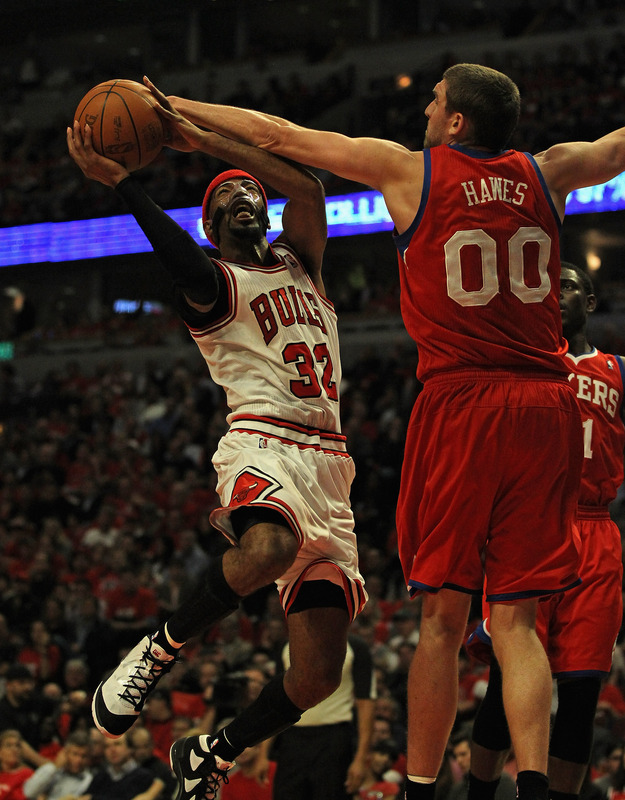  Richard Hamilton #32 Of The Chicago Bulls Tries To Get Off A A Shot Against Spencer Hawes #00 Of The Philadelphia