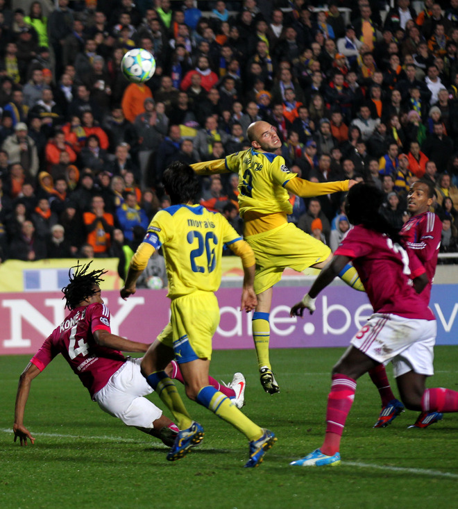 Apoel's Paulo Jorge (2nd R) Heads