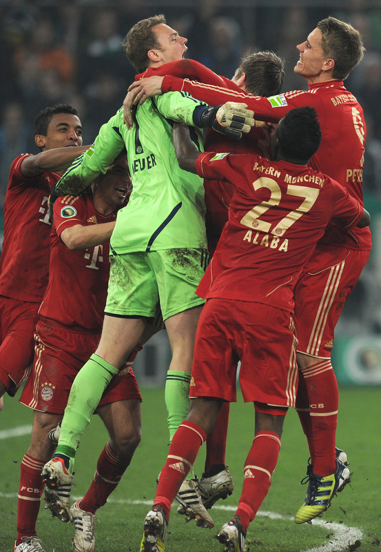 Bayern Munich's Goalkeeper Manuel Neuer (3dL) Celebrates With His Teammates AFP PHOTO / PATRIK STOLLARZRESTRICTIONS /