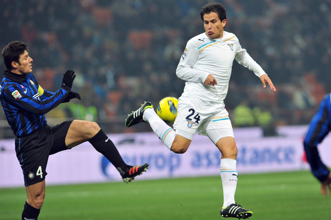 Inter Milan's Argentinian Defender Javier Zanetti (L) Vies