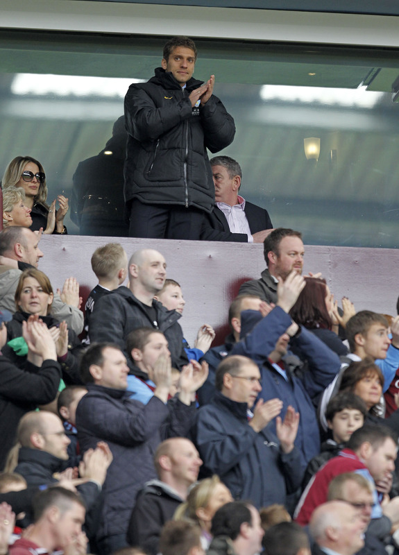 After 19 Minutes Supporters Applaud Aston Villa's Captain, Bulgarian Midfielder Stiliyan Petrov (top Centre), Who Has