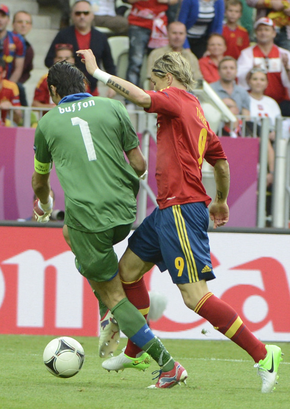 Spanish Forward Fernando Torres (R) Vies