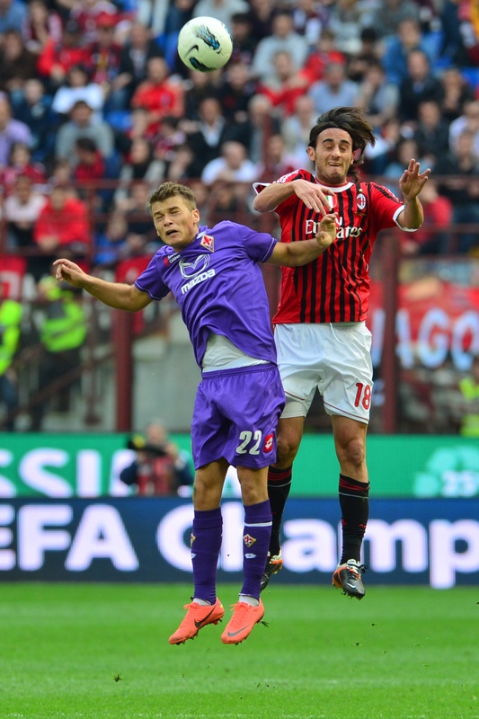 Fiorentina's Serbian Midfielder Adem Ljajic  (L) Fights