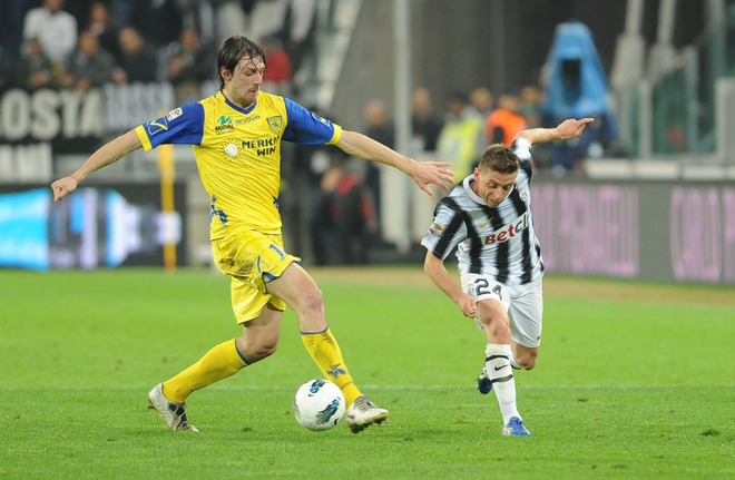 Juventus Midfielder Emanuele Giaccherini (R) Fights For The Ball With Chievo Defender Francesco Acerbi On March 3, 2012