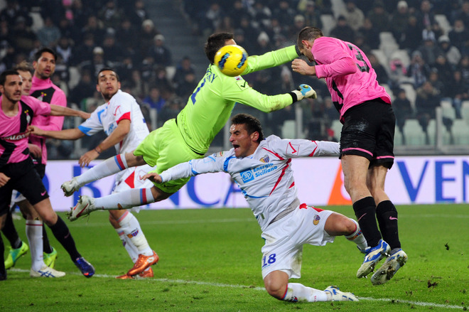 Juventus' Defender Giorgio Chiellini (R) Heads