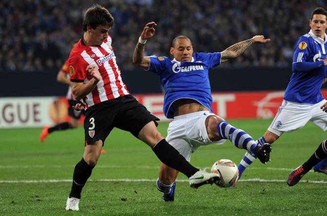 Bilbao´s Defender Jon Aurtenexte And Schalke's US Midfielder Jermaine Jones Vie For The Ball