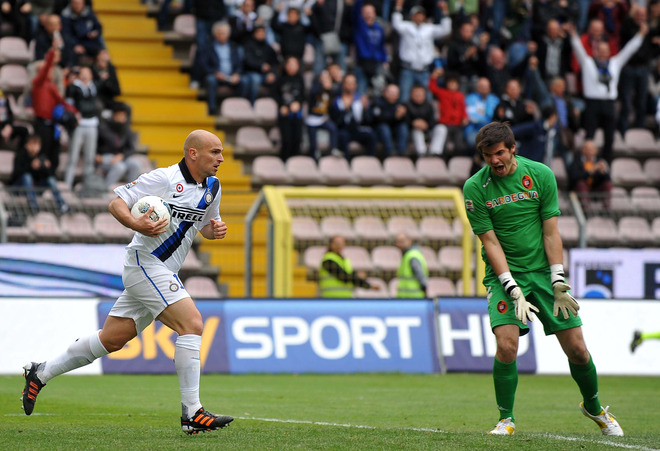 Inter Milan's Esteban Cambiasso (L) Celebrates