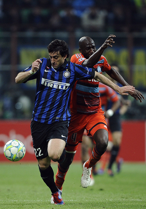 Inter Milan's Argentine Forward Diego Alberto Milito (L) Vies