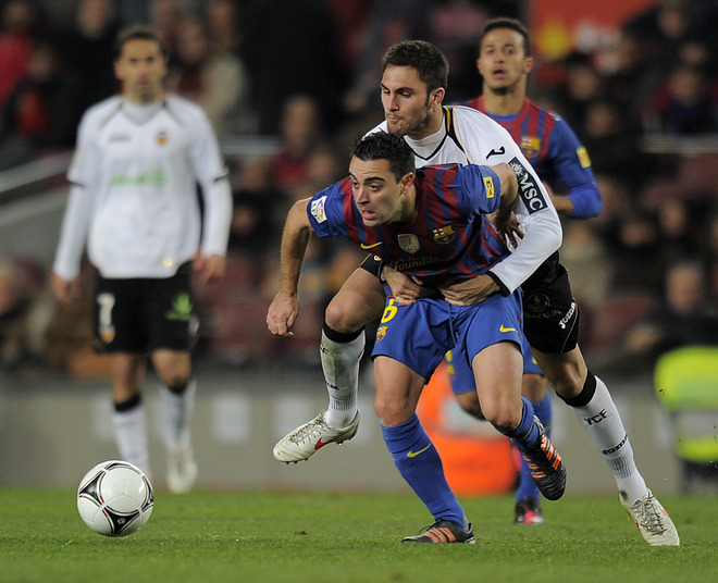 Barcelona's Midfielder Xavi Hernandez (C) Vies