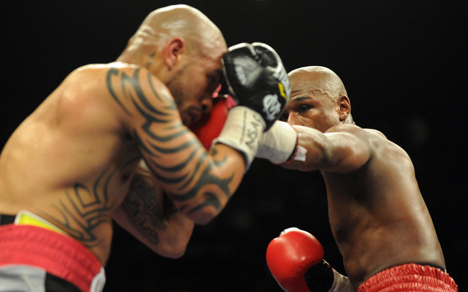 US Boxer Floyd Mayweather (R) Fights