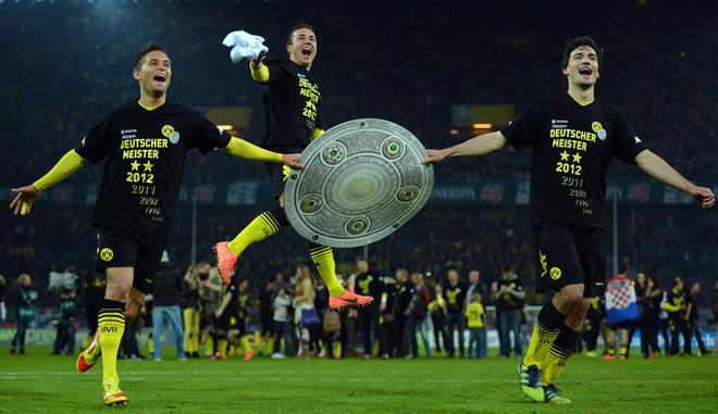  Mats Hummels (R) Of Dortmund Celebrates