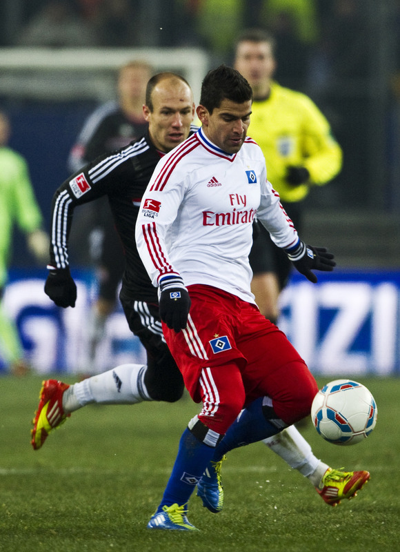 Bayern Munich's Dutch Midfielder Arjen Robben (L) Vies For The Ball  With Hamburg's Venezuelan Midfielder Tomas Rincon 