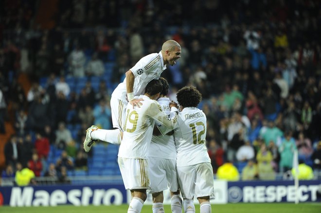 Real Madrid's Brazilian Midfielder Kaka (2R) Celebrates With Teammates Real Madrid's Portuguese Defender Pepe (L), Real