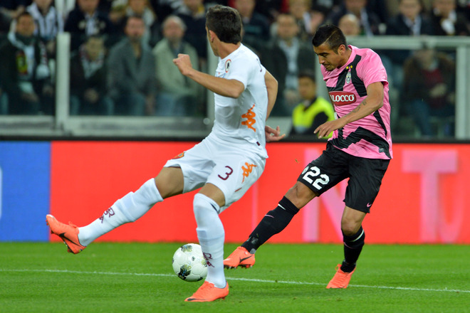 Juventus' Chilean Midfielder Arturo Vidal (R) Kicks