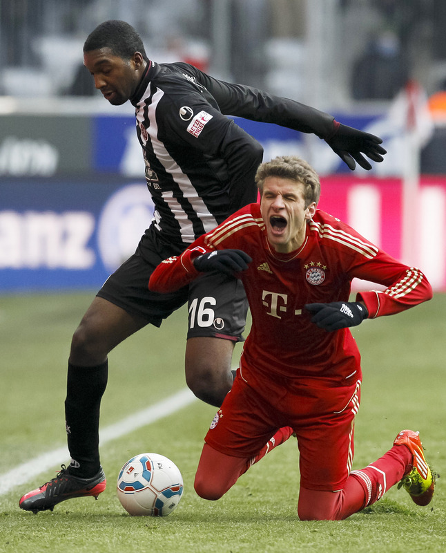 Kaiserlautern's German Striker Richard Sukuta-Pasu (L) And Bayern Munich's German Striker Thomas Mueller RESTRICTIONS