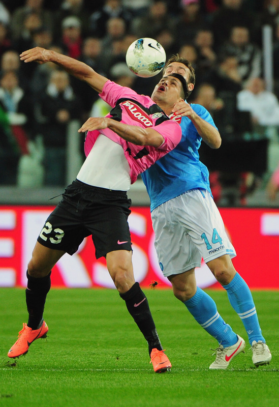 Napoli's Argentine Defender Hugo Armando Campagnaro  (R) Fights