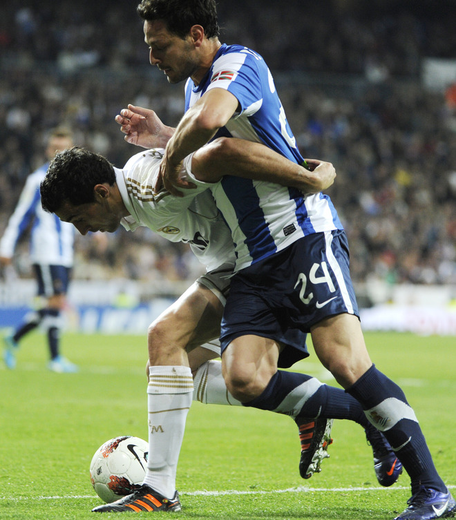 Real Madrid's Defender Alvaro Arbeloa (L) Vies