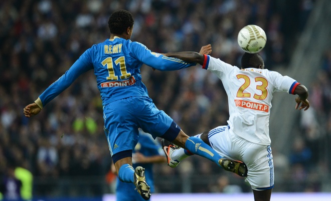 Olympique Lyonnais' Defender Samuel Umtiti (R) Vies