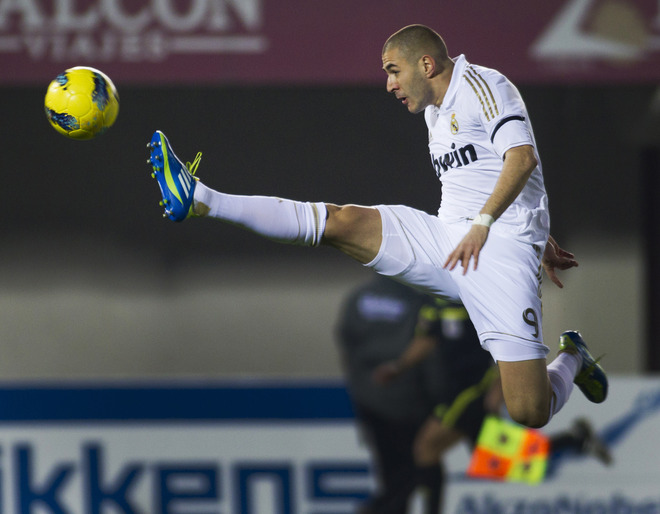 Real Madrid's French Forward Karim Benzema Tries