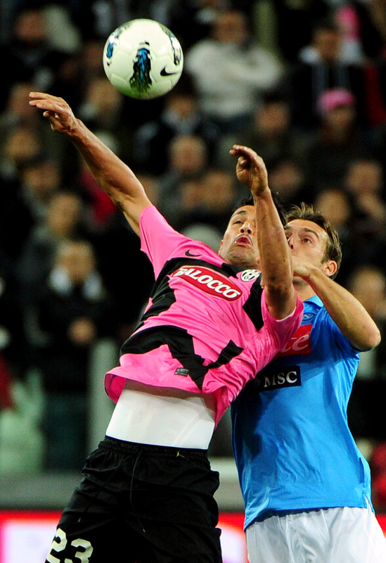 Napoli's Argentine Defender Hugo Armando Campagnaro  (R) Fights